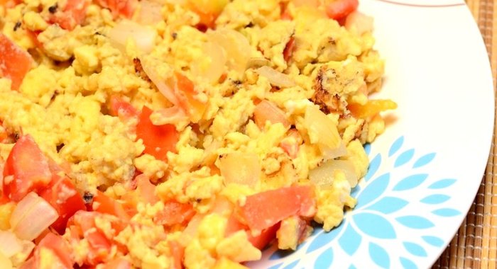 Яичница-болтунья с помидорами