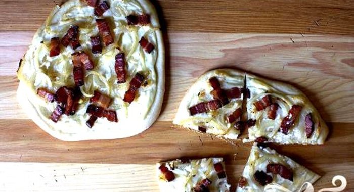 Пицца с беконом, луком и сметаной