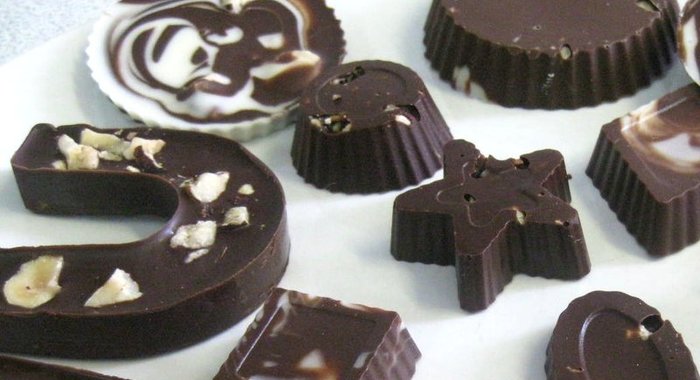 Шоколадные конфеты с брусникой и фундуком