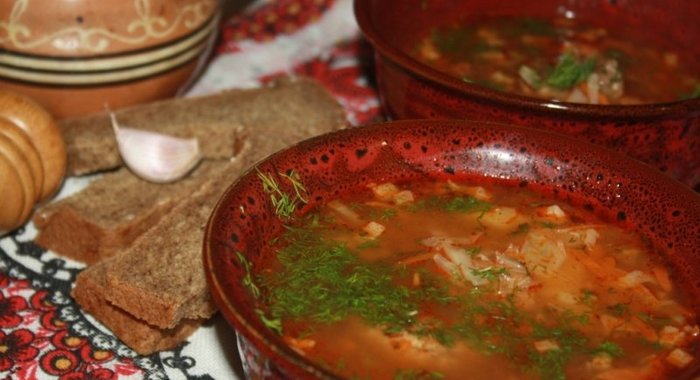 Щи со свежей капустой, индейкой и острыми колбасками