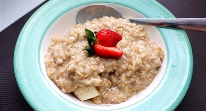 Овсяная каша с яблоком и корицей