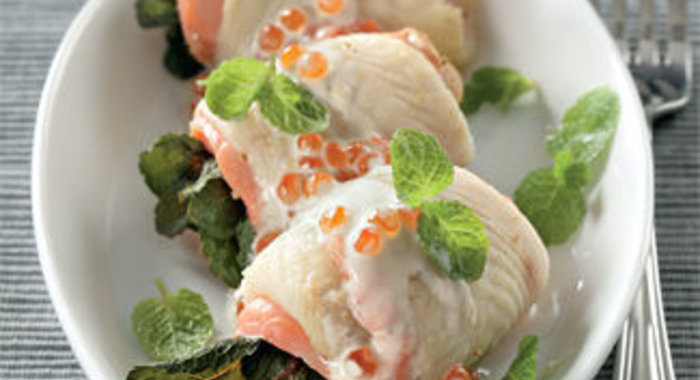 Рулетики из камбалы и лосося с белым соусом