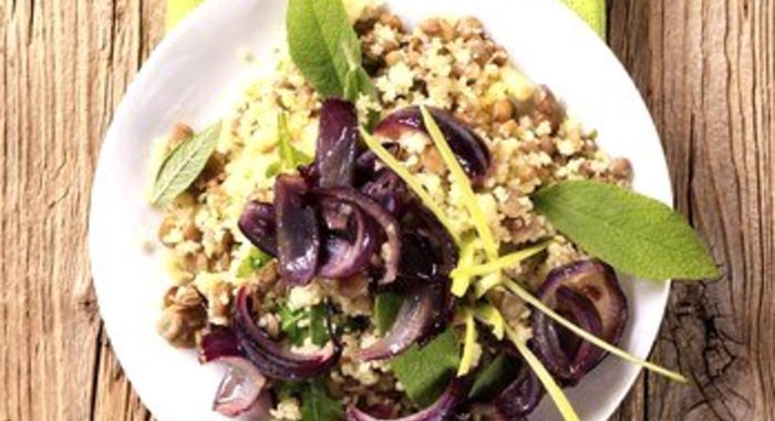 Салат с кускусом, семенами подсолнуха и кунжутом