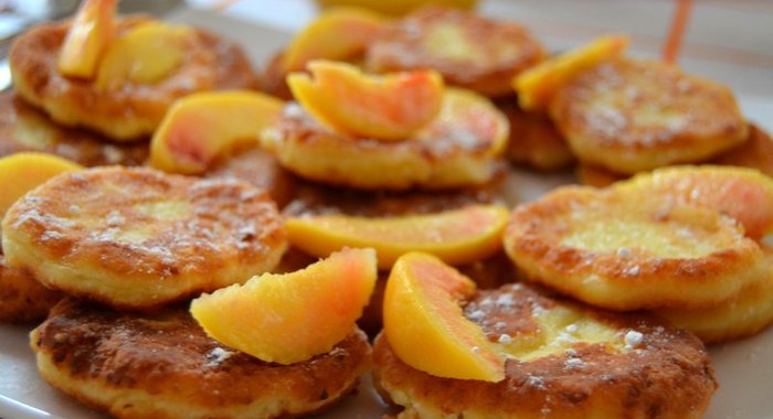Сырники с персиками