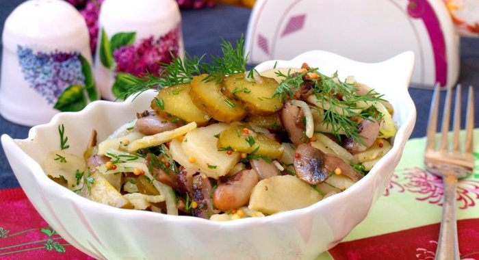 Картофельный салат с фасолью и шампиньонами