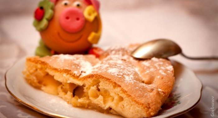 Шарлотка яблочная со сливочным маслом