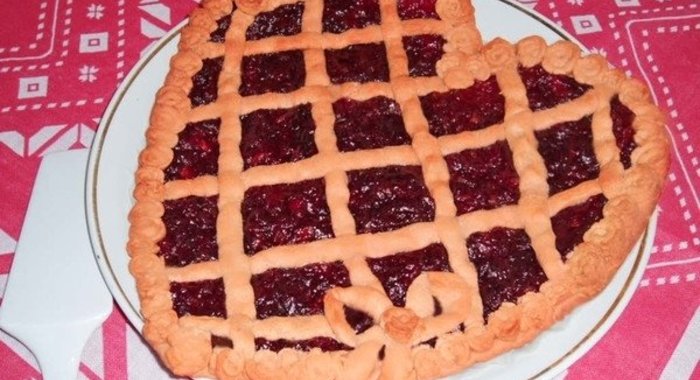 Линцерский пирог с персиками и домашним виноградным желе