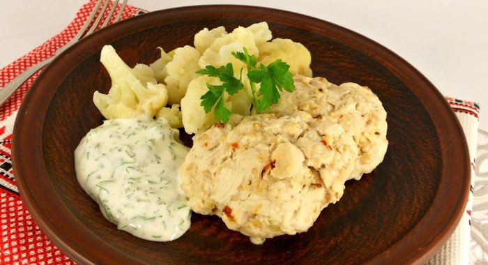Паровые рубленые котлеты из курицы с гарниром из цветной капусты