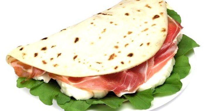 Итальянские лепешки с сыром, прошутто и рукколой на гриле