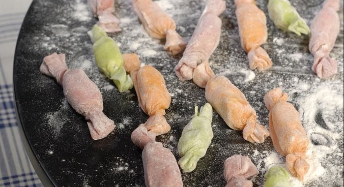 Конфетки из пасты с творожной начинкой