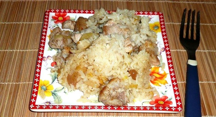 Рисовая каша с жареным луком и свининой