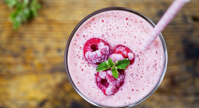 Малиновый смузи на кокосовом молоке