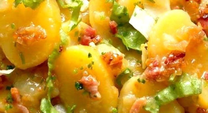 Теплый картофельный салат с хрустящим беконом (Patate e Pancetta) от шефа Джино Дакампо