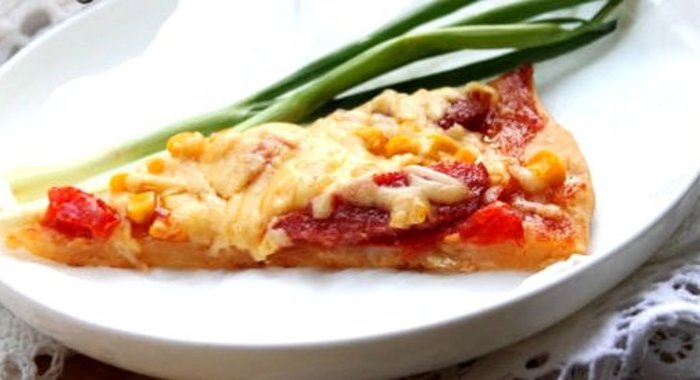 Домашняя пицца с колбасой и сыром