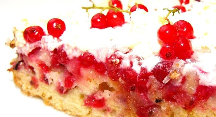 Сладкий пирог со смородиной