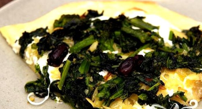 Пицца с брокколи, луком и маслинами