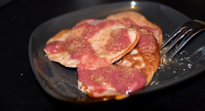 Оладьи с земляникой и ягодным соусом