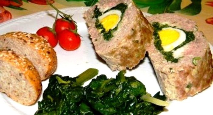 Мясной рулет с вареными яйцами