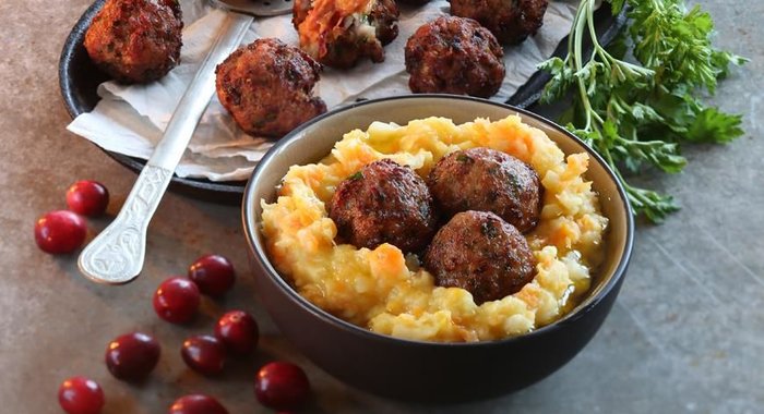 Тефтели, начиненные грушами с клюквой, с овощным пюре ‘stoemp’ от Вима Бальё