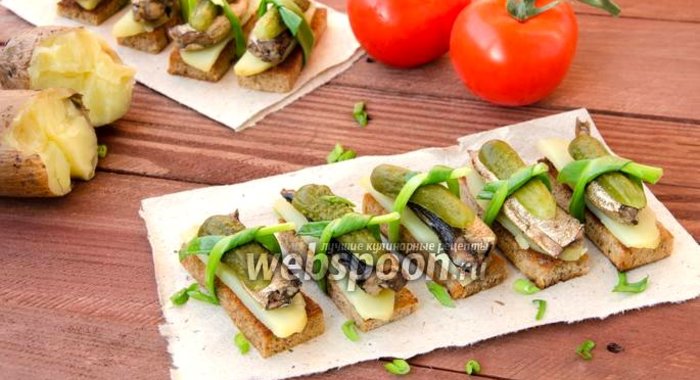 Тосты со шпротами и огурцами