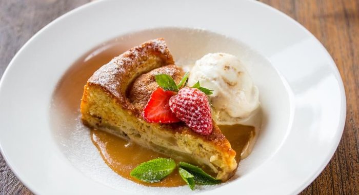 Шарлотка с яблоками и с корицей