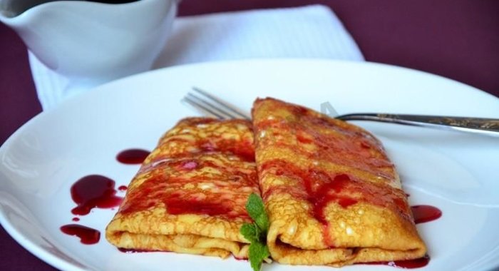 Блинчики с начинкой под вишневым соусом