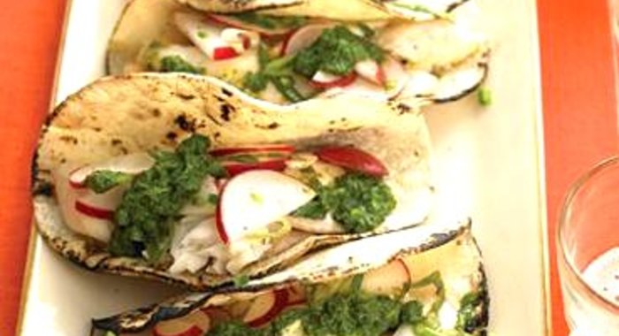 Лепешки с рыбой, сальсой и редисом