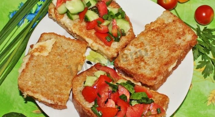 Хлеб в молоке с яйцом на сковороде