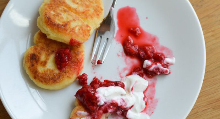 Ванильные сырники с домашним ягодным соусом