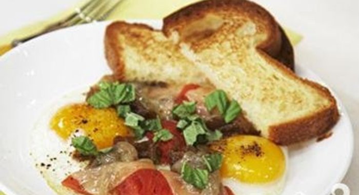 Яичница с помидорами и базиликом