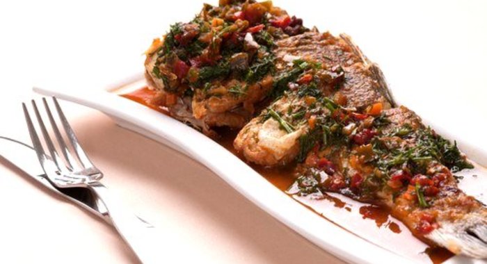 Рыбное жаркое с овощами, анчоусами и томатным соусом