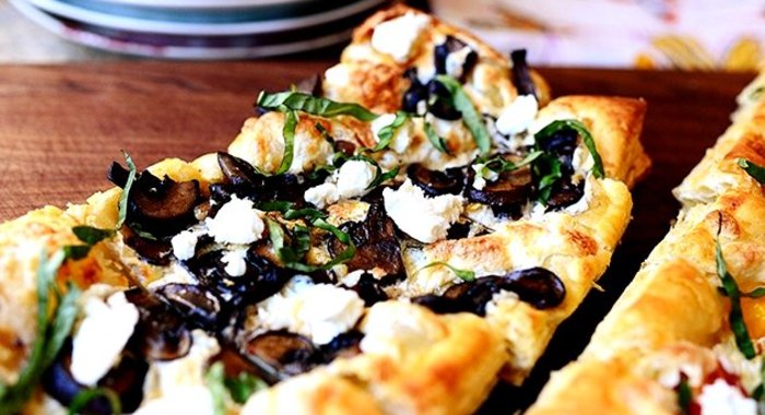 Слоеная пицца с грибами