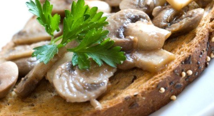 Теплые канапе с грибами, жареным луком и пармезаном