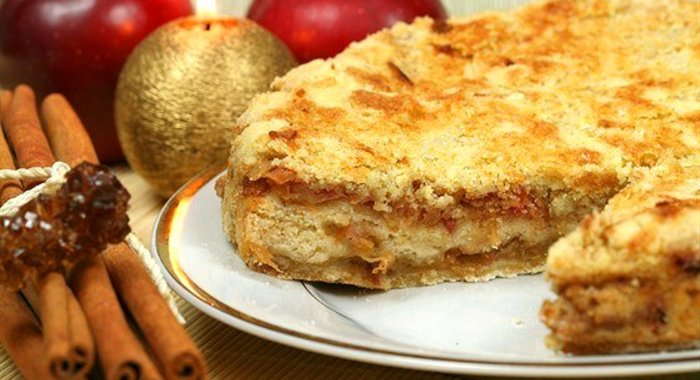 Яблочный пирог с корицей