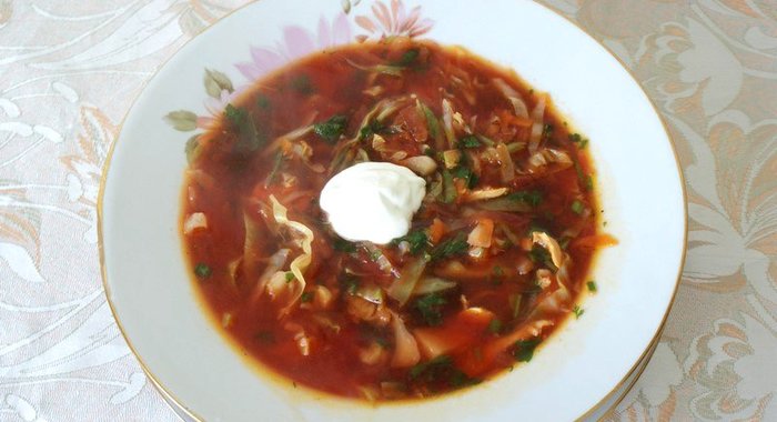 Летний борщ на курином бульоне