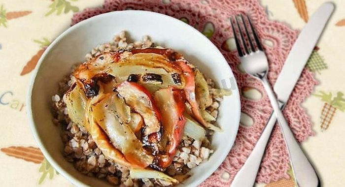 Гречневая каша с луково-яблочной пассеровкой