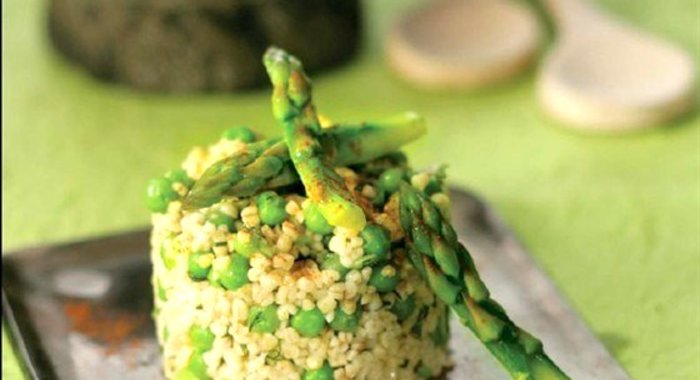 Ризотто из булгура со спаржей, зеленым горошком и сыром гравьера