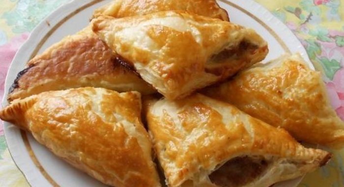 Слоеные пирожки с мясом