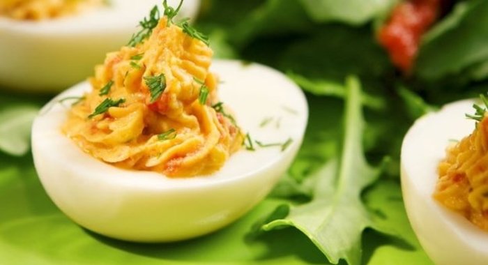 Яйца, фаршированные паштетом из нута