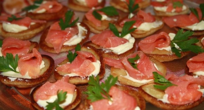 Канапе с красной рыбой на оладьях