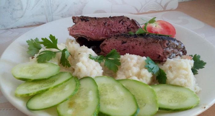 Стейк из баранины прожарки medium rare с пюре из сельдерея