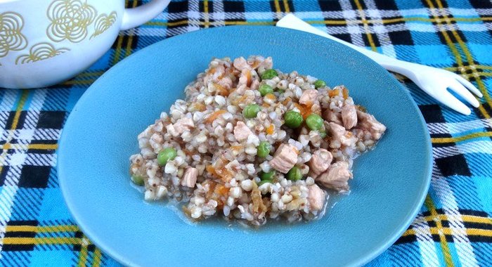 Гречка с куриным филе и горошком