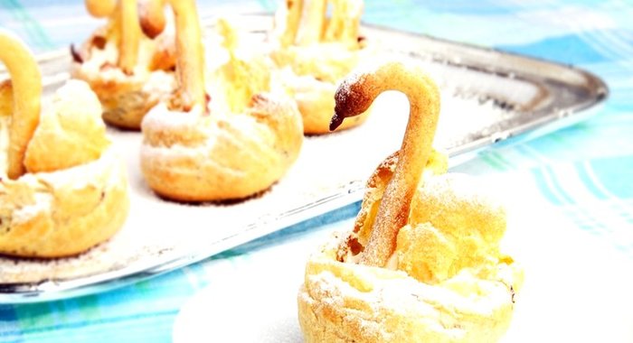 Лебеди из заварного теста