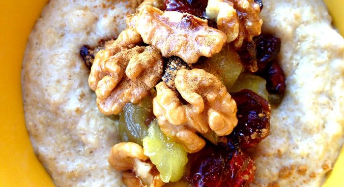 Овсяная каша с яблоком, клюквой и грецким орехом