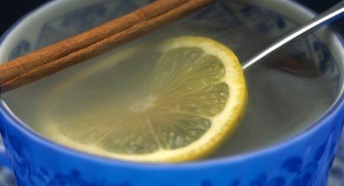 Теплый домашний лимонад с корицей