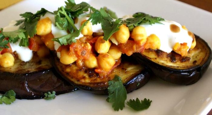 Жареные баклажаны и кабачки с бараньим горохом в лаваше