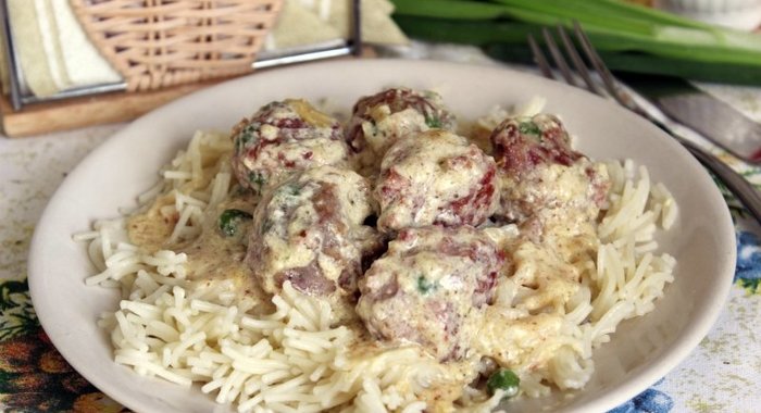 Мясные фрикадельки с зеленым горошком в сливочном соусе
