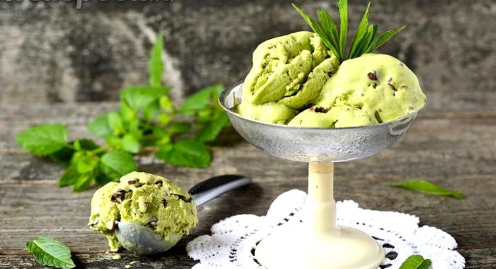 Мятное мороженое с кусочками шоколада