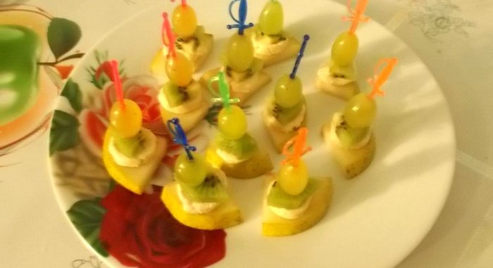 Канапе с фруктами и батончиком