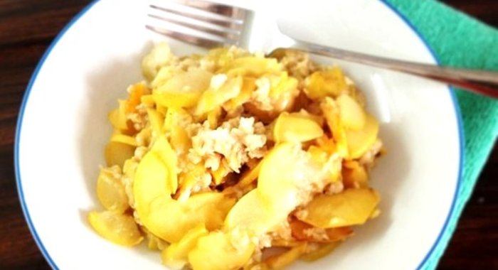 Овсянка с яблоками, грушами и курагой